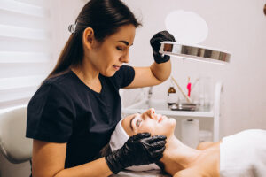 Dermatologue diagnostiquant une épilation du visage