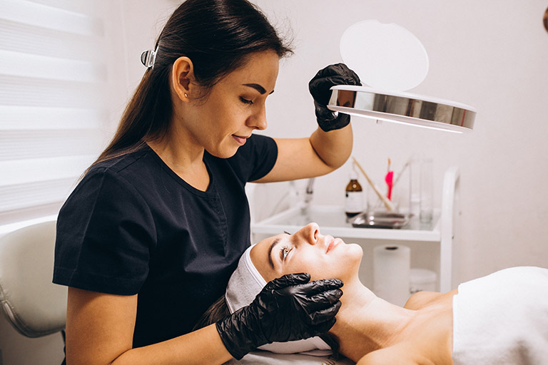 Dermatologue diagnostiquant une épilation du visage